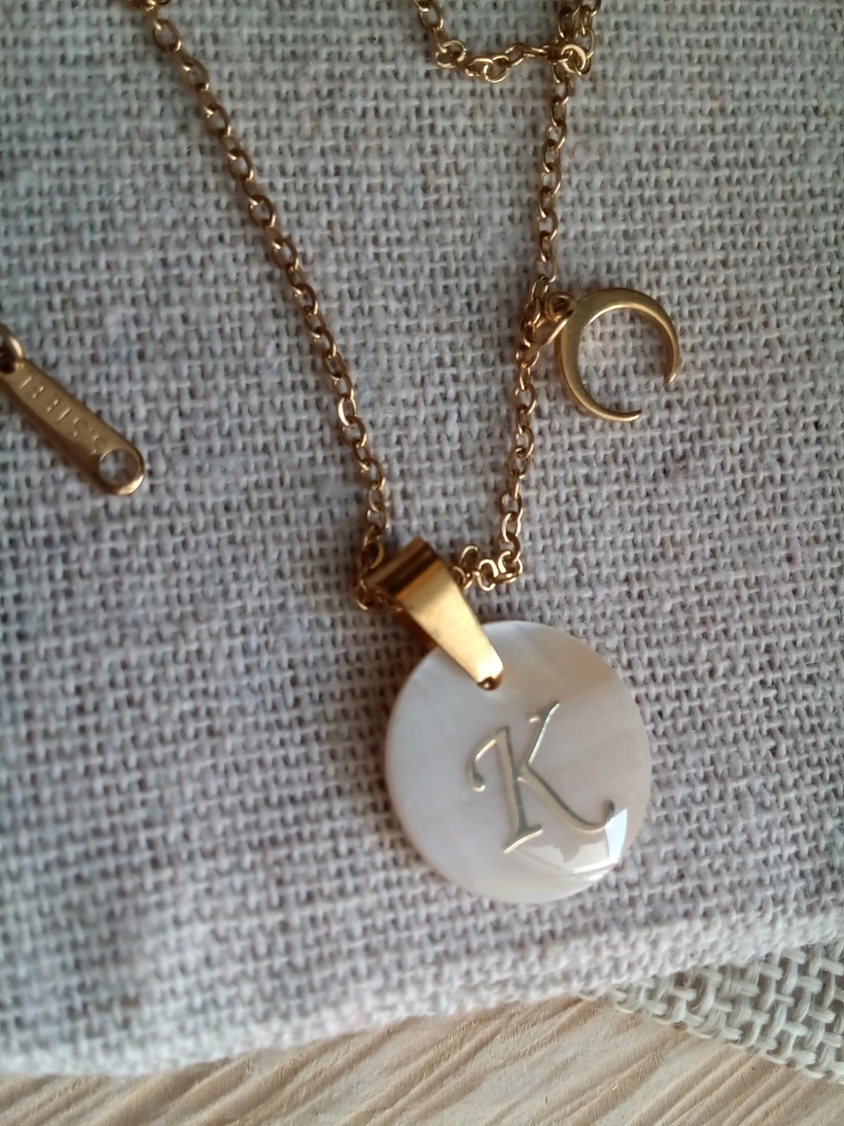 Collier pendentif en nacre naturelle lettre prénom K – photo 5